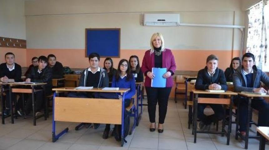 Ayşe &Ouml;ğretmen Filistinli &Ouml;ğrencilere İngilizce &Ouml;ğretecek