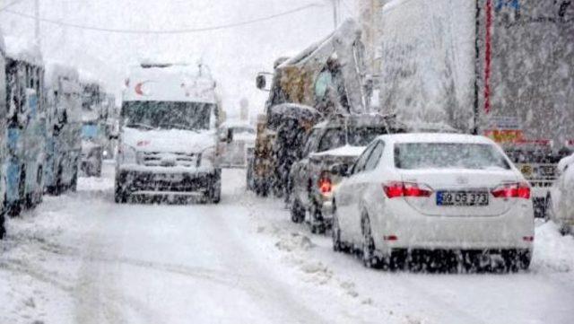 Rize’De Hastane Yolu Kardan Kapandı, Hastalar Yolda Kaldı