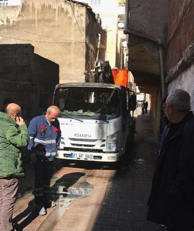 Pkk'lılar Arızayı Giden Dedaş Aracını Yaktı