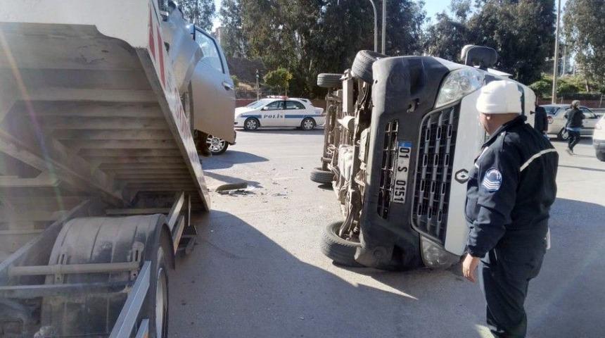 Kamyonet, Engellileri Taşıyan Servisle &Ccedil;arpıştı: 9 Yaralı