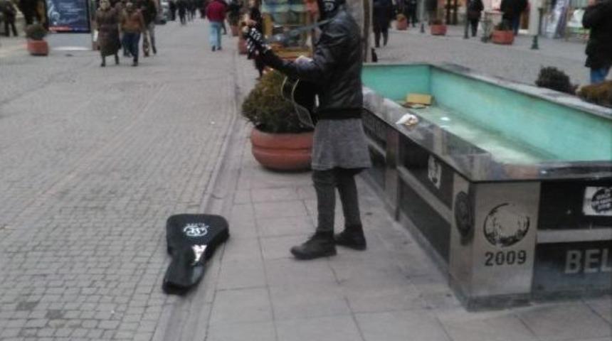 Soğuk Havalarda Vatandaşların İ&ccedil;ini Sokak Sanat&ccedil;ıları Isıtıyor