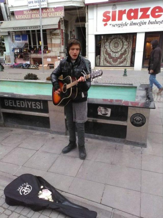 Soğuk Havalarda Vatandaşların İ&ccedil;ini Sokak Sanat&ccedil;ıları Isıtıyor 1