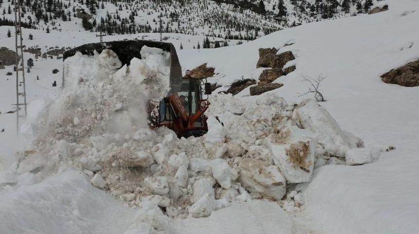 Toroslar&rsquo;da Karla M&uuml;cadele &Ccedil;alışması Devam Ediyor