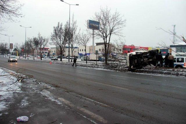 Kamyonet Yan Yattı: 1 Yaralı