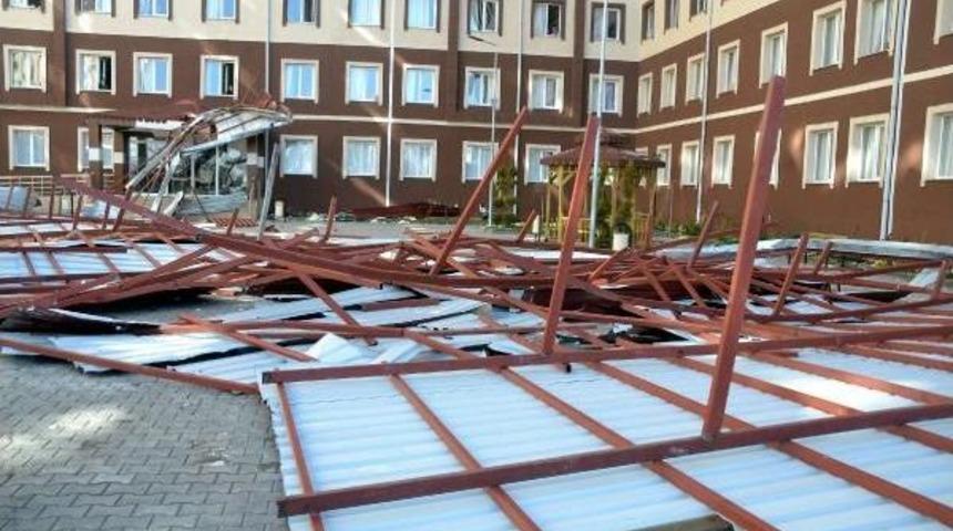 Siirt'te Kız Yurdunun &Ccedil;atısı R&uuml;zgardan U&ccedil;tu, Faciadan D&ouml;n&uuml;ld&uuml;