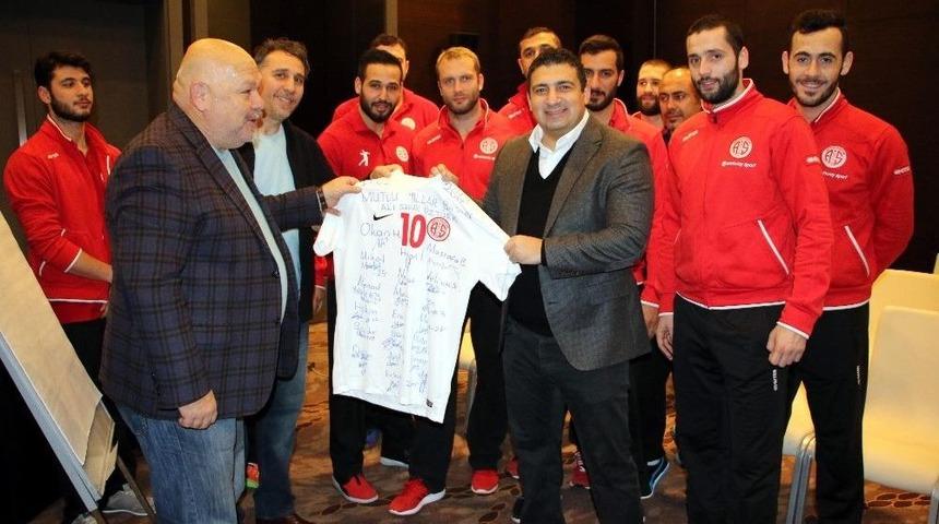 Antalyaspor Hentbol Takımı Başkan &Ouml;zt&uuml;rk&rsquo;&uuml;n Misafiri Oldu