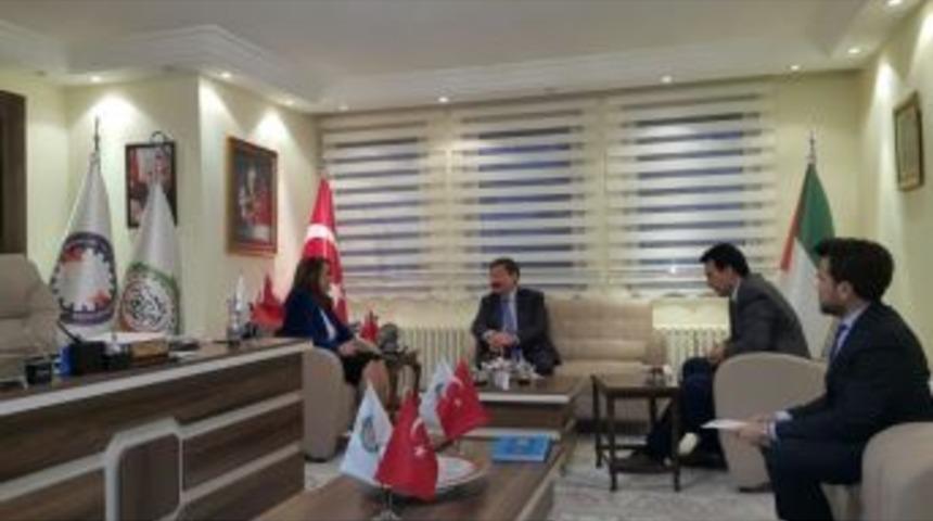 T&uuml;rksoy, İş D&uuml;nyası Genel Merkezini Ziyaret Etti