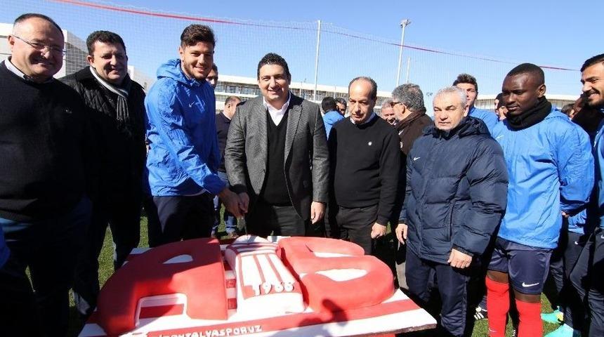 Antalyaspor Başkanı &Ouml;zt&uuml;rk&rsquo;e Doğum G&uuml;n&uuml; Kutlaması