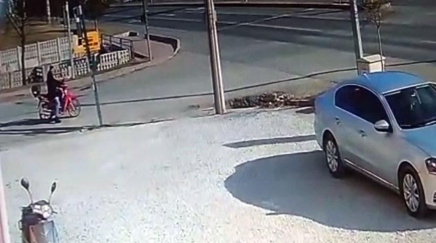 Trafik Kazası Saniye Saniye G&uuml;venlik Kamerasında