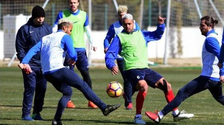 Antalyaspor Başkanı &Ouml;zt&uuml;rk'e Pastalı Kutlama