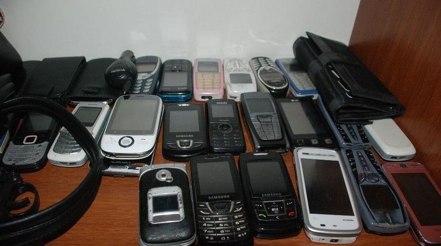 Unutulan Eşyalar Arasında &Ccedil;ok Sayıda Cep Telefonu Var