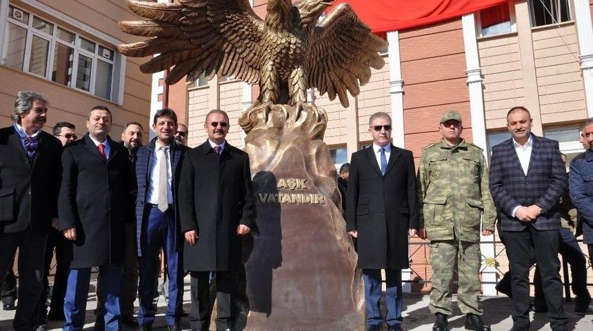 Şehitler Anısına 4 Metrelik &rsquo;&ccedil;ift Başlı Kartal&rsquo; Anıtı