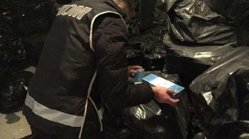 İzmir'de 330 Bin Paket Ka&ccedil;ak Sigara Ele Ge&ccedil;irildi