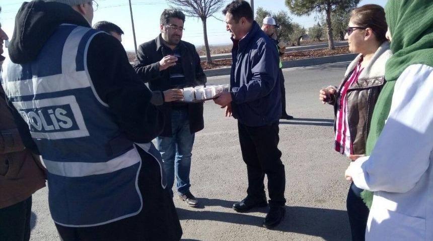 Kontrol Noktasındaki Polislere &Ccedil;orba İkramı
