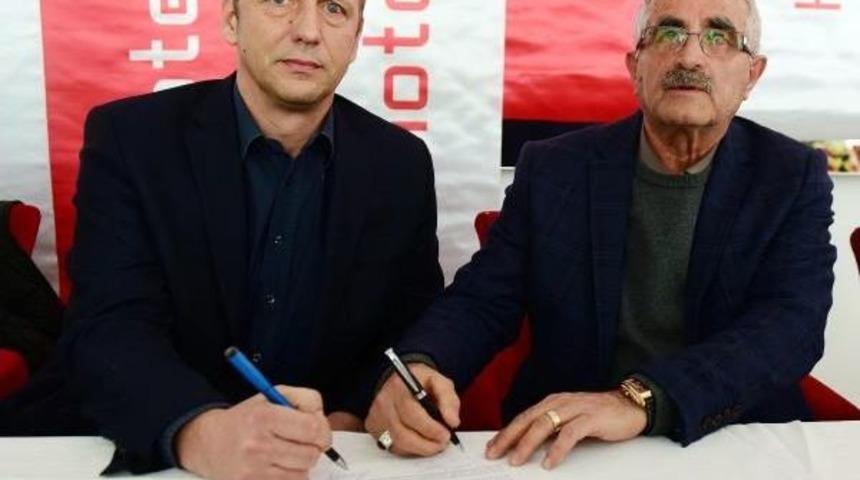 Kardemir Karab&uuml;kspor Zoran Barisic'le Imzaladı