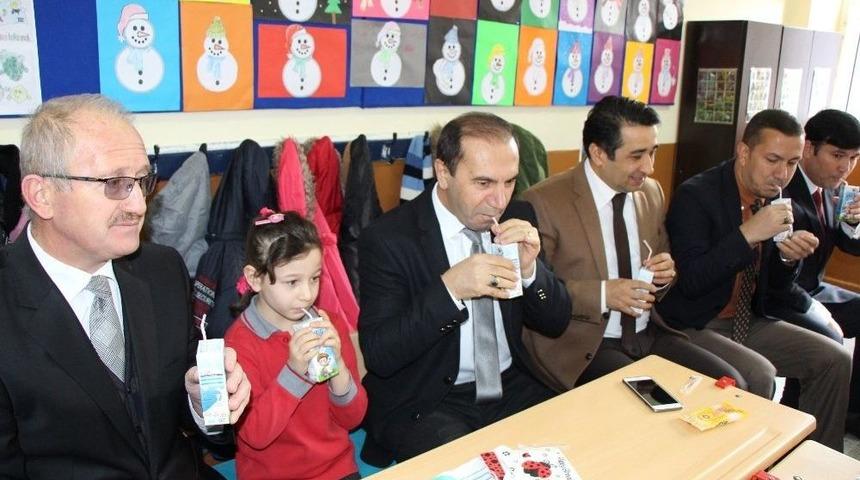 Vali Ve M&uuml;d&uuml;rler &Ouml;ğrencilerle S&uuml;t İ&ccedil;ti