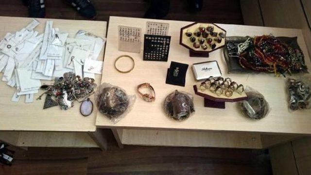 &Ccedil;aldığı Altınları Satmaya Geldiği Kuyumcuda Yakalandı 3