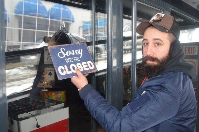 Yarı Açık Alanlarda Sigaranın Yasaklanmasını Kepenk İndirerek Protesto Ettiler