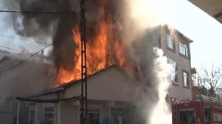 Ataşehir&rsquo;De Alev Alev Yanan Gecekondu Mahalleliyi Sokağa D&ouml;kt&uuml;