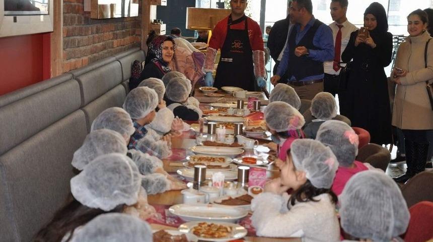 Minik &Ouml;ğrenciler Yiyeceklerini Kendileri Hazırladı