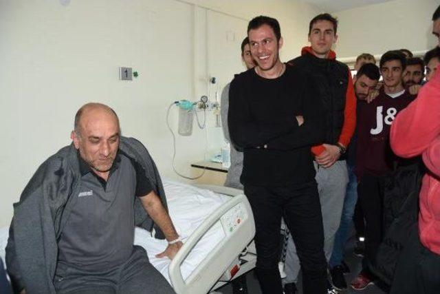 G&ouml;ztepe Hentbol Antren&ouml;r&uuml; &Ouml;zt&uuml;rk e Ziyaret:"ge&ccedil;miş Olsun Hocam" 1