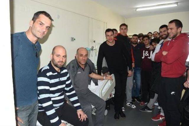 G&ouml;ztepe Hentbol Antren&ouml;r&uuml; &Ouml;zt&uuml;rk e Ziyaret:"ge&ccedil;miş Olsun Hocam" 2