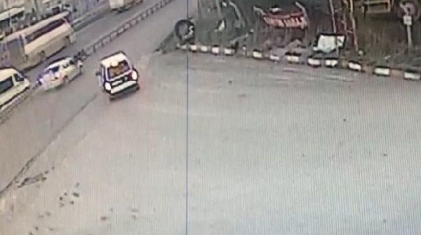 Otomobilin Yayaya &Ccedil;arptığı Anlar G&uuml;venlik Kamerasına Yansıdı