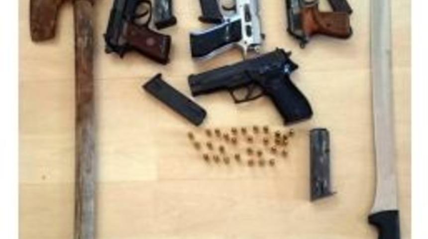 Emniyet M&uuml;d&uuml;rl&uuml;ğ&uuml; Binası &Ouml;n&uuml;nde Silahlı Kavgaya 8 Tutuklama