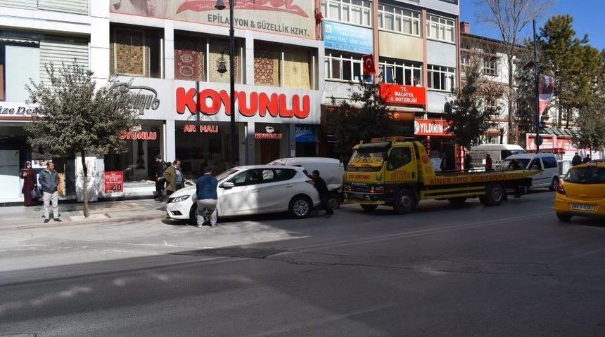 Elektrik Direği Faciayı &Ouml;nledi