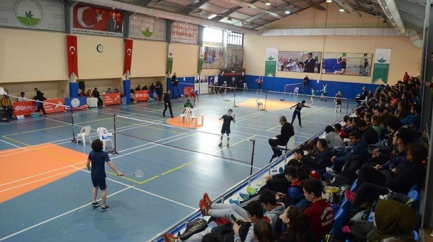 B&uuml;y&uuml;kler Badminton T&uuml;rkiye Şampiyonası Başladı