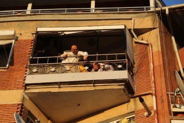 Başı Balkon Demirlerine Sıkışan Çocuğu Itfaiye Kurtardı