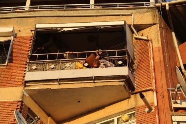 Başı Balkon Demirlerine Sıkışan Çocuğu Itfaiye Kurtardı