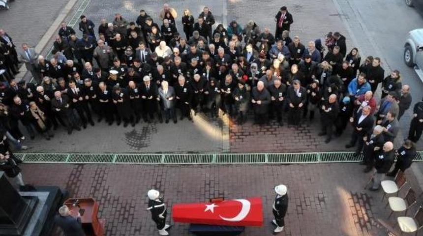 Babasının Cenazesini Cep Telefonundan Izledi