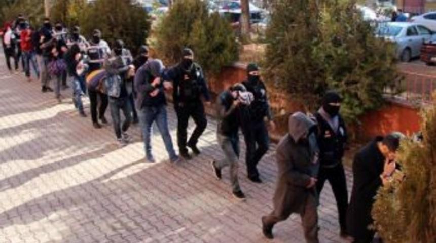 Karab&uuml;k Merkezli 3 Ilde Uyuşturucu Operasyonu: 11 G&ouml;zaltı