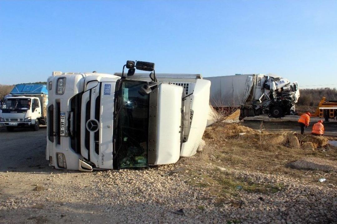 İki Tır &Ccedil;arpıştı: 1 Yaralı