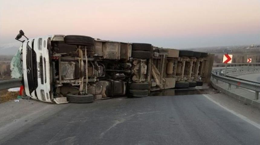 İp Yüklü Tır Devrildi: 1 Yaralı