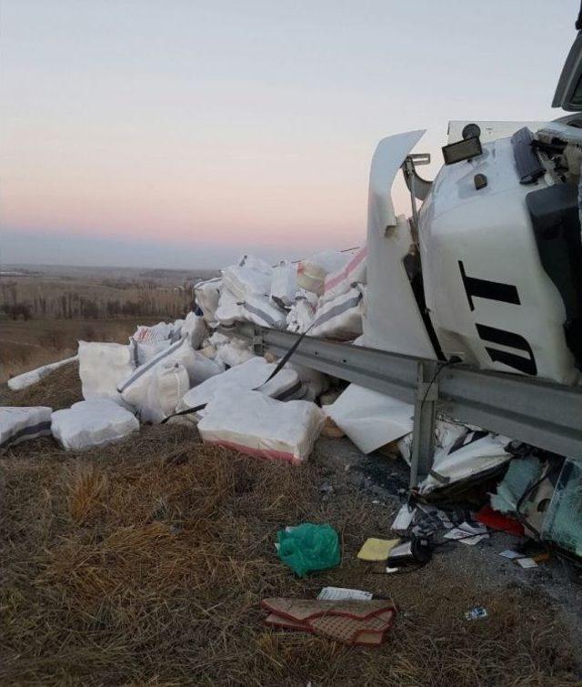 İp Yüklü Tır Devrildi: 1 Yaralı 2