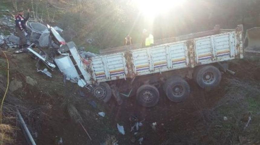 Par&ccedil;alanan Kamyondan Sağ &Ccedil;ıktı