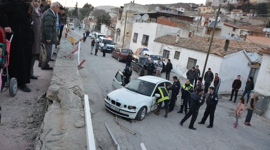 S&ouml;ke&rsquo;de Otomobil 3 Metreden Alt Yola U&ccedil;tu