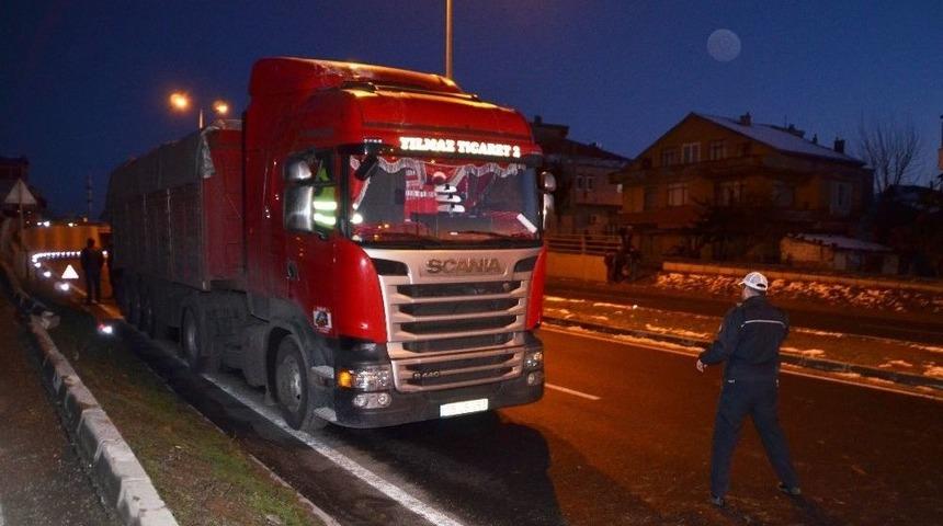 Kamyonun &Ccedil;arptığı Yaya Yaralandı