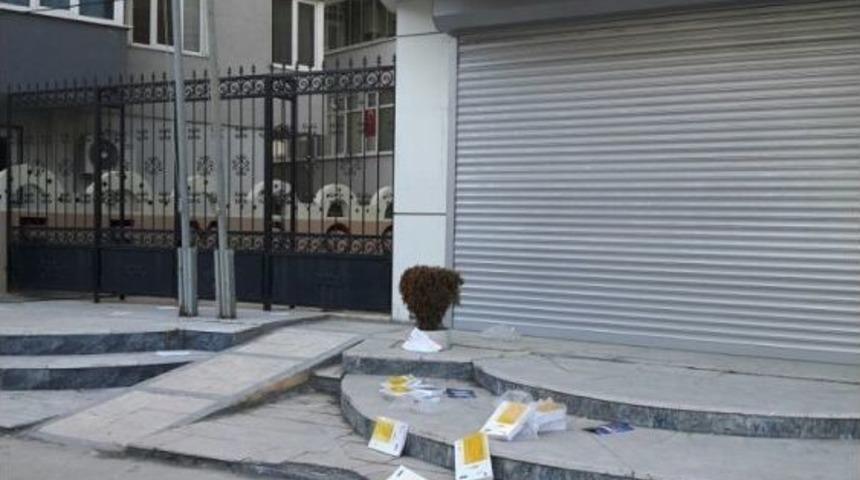 Vatandaşlar Fet&ouml;&rsquo;n&uuml;n Ders Kitaplarını Ayaklar Altında Ezdiler