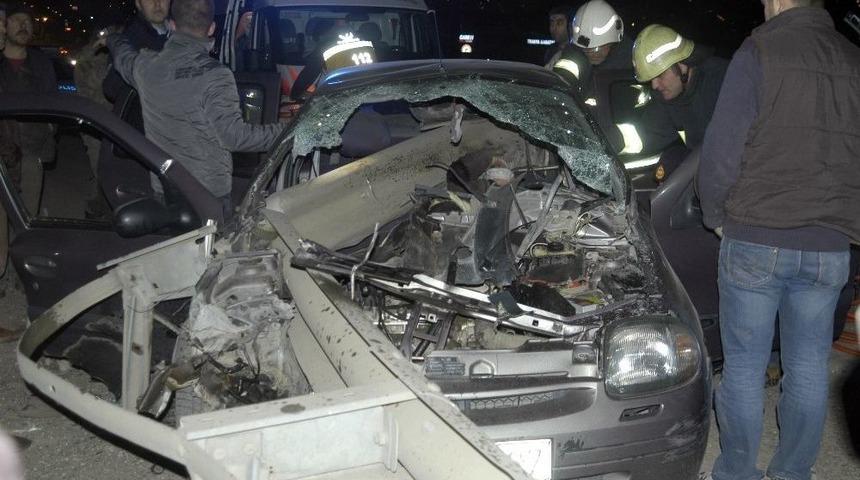Otomobil Bariyerlere Saplandı: 2 Yaralı