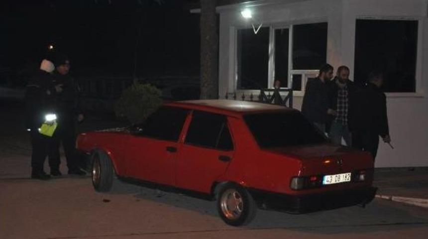 Uyuşturucu Ş&uuml;phelisi, Aracıyla Emniyetin Bah&ccedil;e Kapısına &Ccedil;arpınca Yakalandı