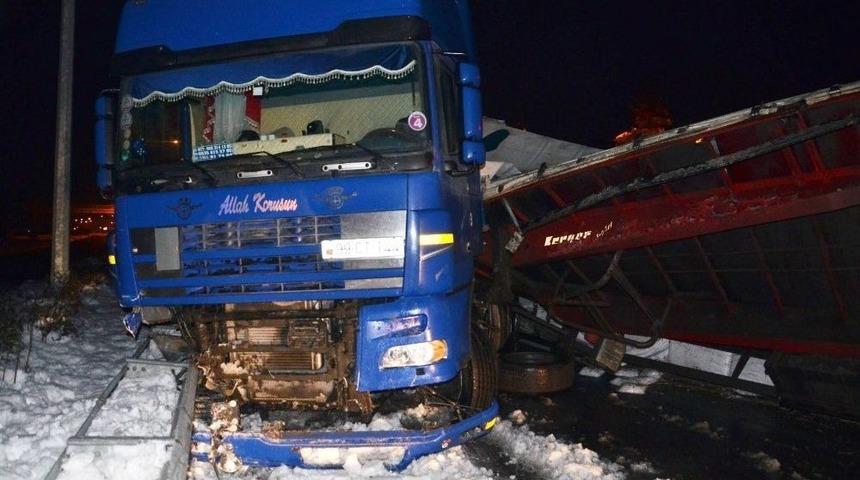 Buzlanan Yolda Tır Devrildi: 1 Yaralı