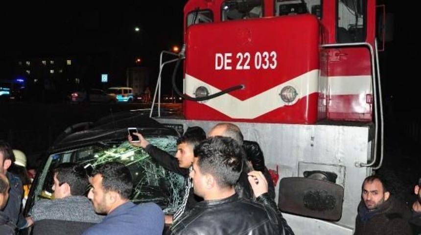 Tren, Otomobile &Ccedil;arptı: 1 &Ouml;l&uuml;, 4 Yaralı