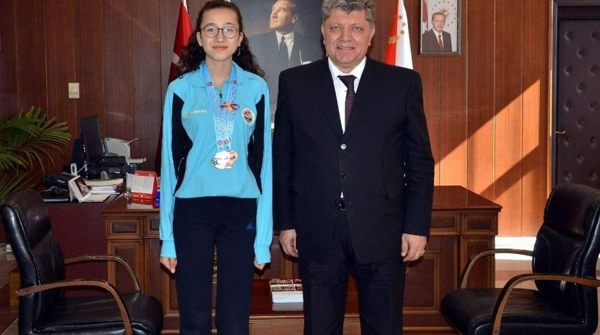 Emniyet M&uuml;d&uuml;r&uuml; Baştuğ, Şube M&uuml;d&uuml;r&uuml;n&uuml;n Başarılı Kızını &Ouml;d&uuml;llendirdi