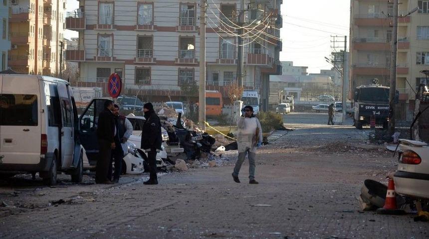 Şanlıurfa&rsquo;da Patlamanın Zarar Verdiği Binalara T&uuml;rk Bayrakları Asıldı