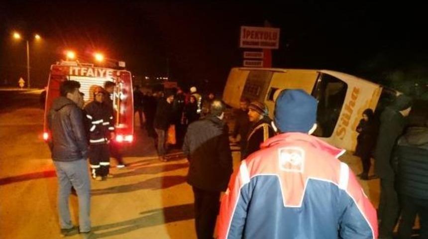 Konya&rsquo;Da Otob&uuml;s Ile Otomobil &Ccedil;arpıştı: 6 Yaralı
