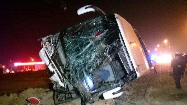 Konya’Da Otobüs Ile Otomobil Çarpıştı: 6 Yaralı