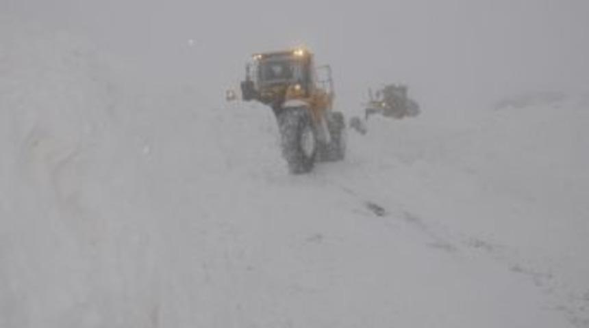 Hakkari&rsquo;de 15 K&ouml;y İle 77 Mezra Yolu Ulaşıma Kapandı